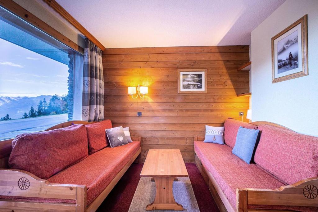 un salon avec deux canapés et une table dans l'établissement Résidence Pierrer G - PIERRER 6 MAE-6861, à Valmorel