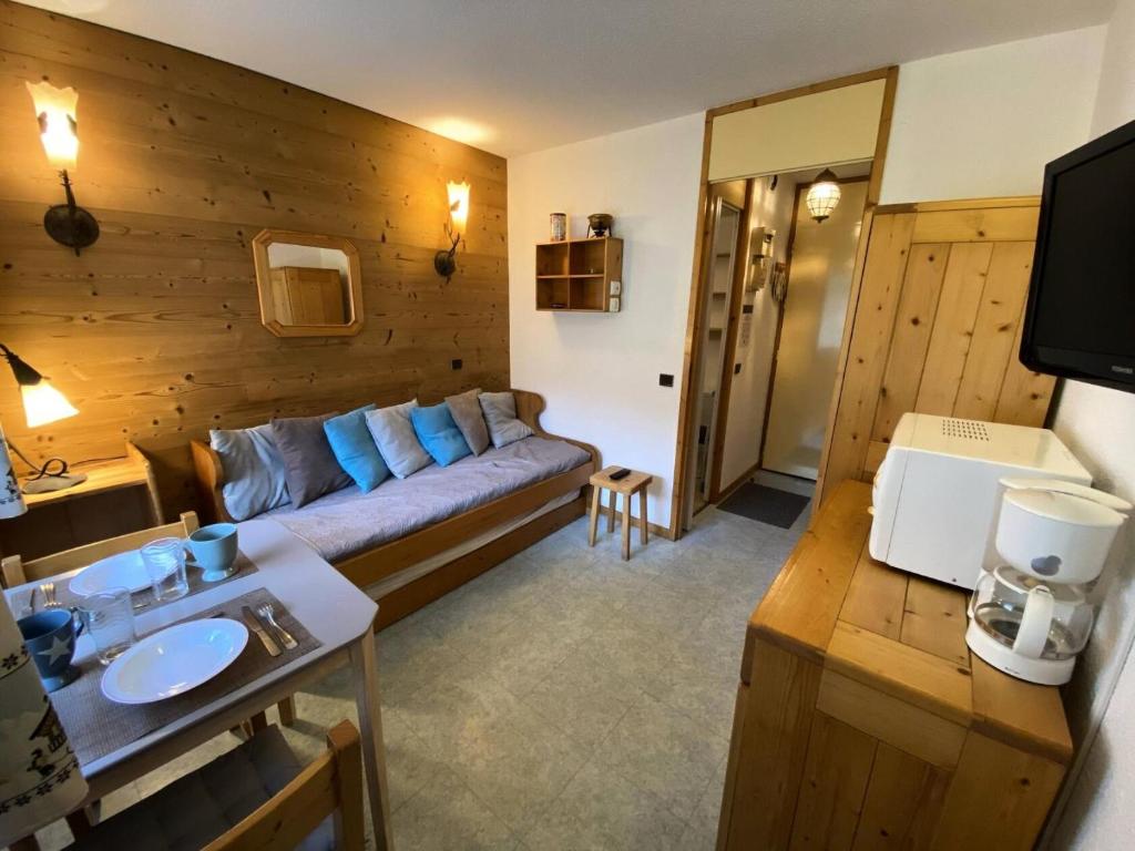 - un salon avec un canapé et un lavabo dans l'établissement Résidence Riondet G - RIONDET 27 MAE-6891, à Valmorel