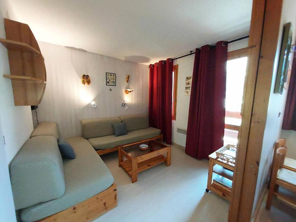 un salon avec un canapé et une table dans l'établissement Résidence Pierres Plates G - PIERRES PLATES 54 MAE-6911, à Valmorel