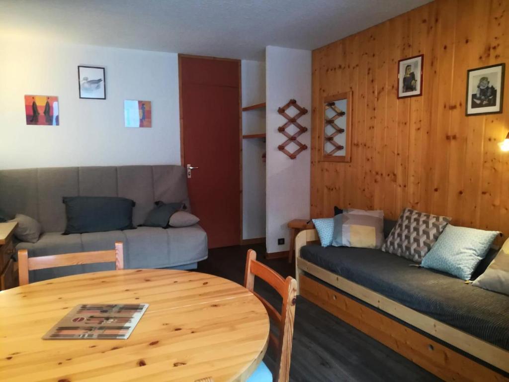 un salon avec un canapé et une table dans l'établissement Résidence Pierrafort G - PIERRAFORT 41 MAE-6921, à Valmorel