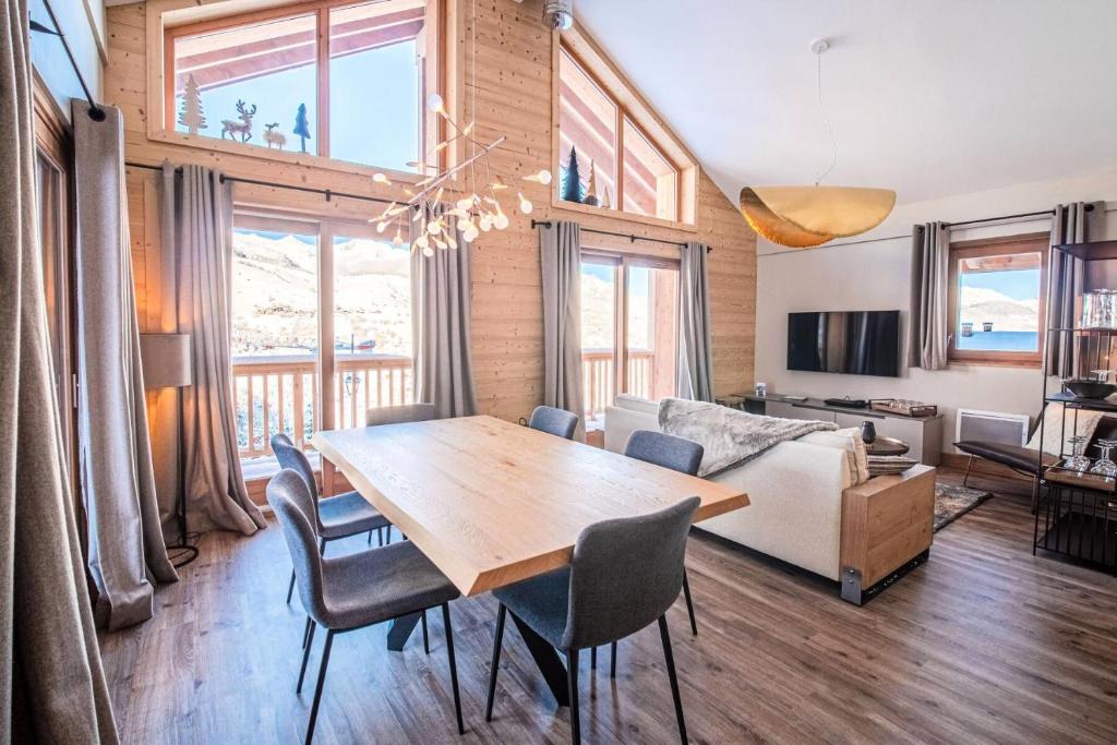 un salon avec une table, des chaises et un canapé dans l'établissement Chalet Laurentides - CHALET LAURENTIDES MAE-6981, à Valmorel