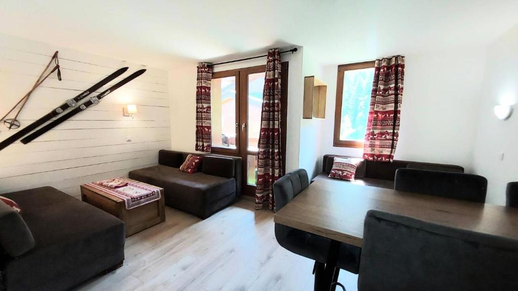 un salon avec un canapé et une table dans l'établissement Résidence Lauziere Dessous G - LAUZIERE DESSOUS 48 MAE-7071, à Valmorel