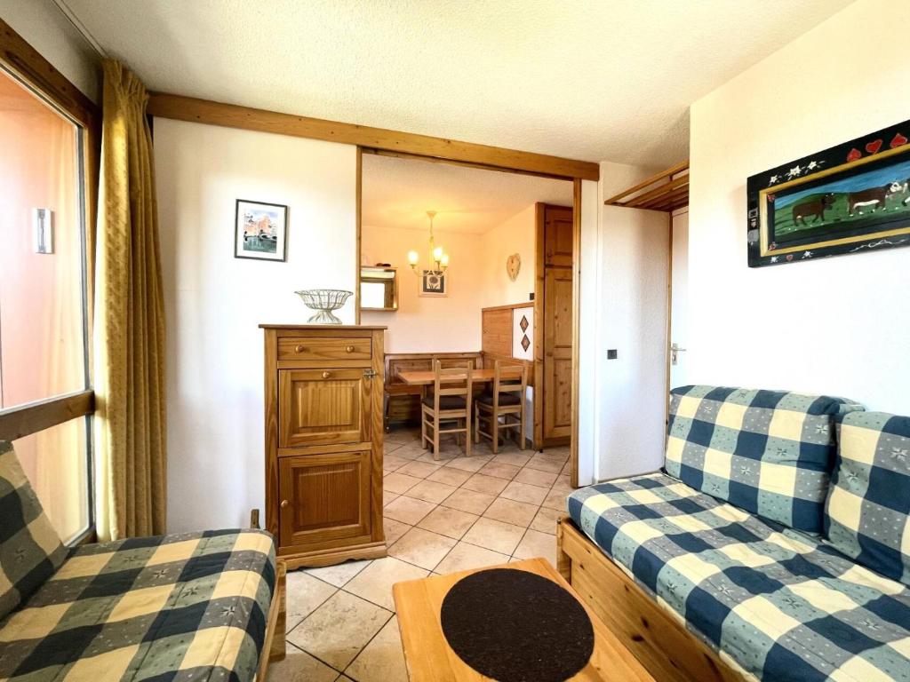 un salon avec deux canapés et une table dans l'établissement Résidence Lauziere Dessus G - LAUZIERE DESSUS 8 MAE-7101, à Valmorel