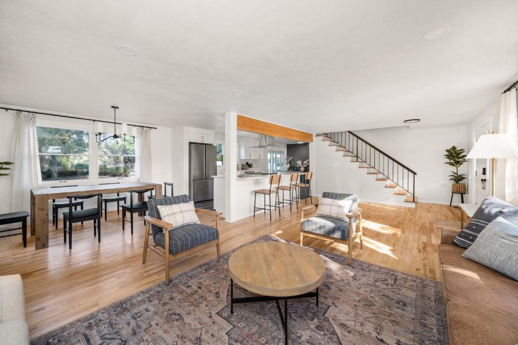 Una sala de estar con una mesa y un comedor. en Beautiful 3 story villa with room for 17 people - outdoor POOL and indoor SAUNA, en Spokane