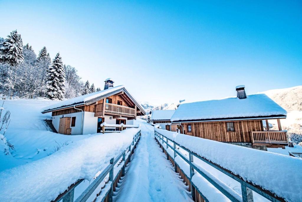 une cabine dans la neige à côté d'un pont dans l'établissement Chalet Meije - CHALET MEIJE MAE-7151, à Valmorel