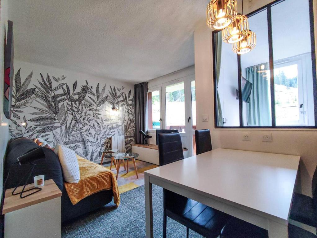 un salon avec un canapé et une table dans une pièce dans l'établissement Résidence Gollet G - GOLLET 54 MAE-7181, à Valmorel