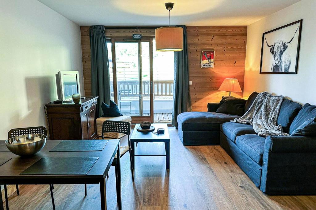 un salon avec un canapé bleu et une table dans l'établissement Résidence Lumi Batiment B - LUMI B 402a MAE-7191, à Valmorel