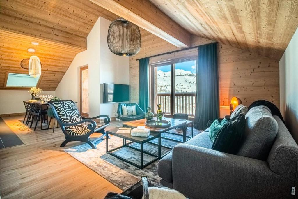 un salon avec un canapé et une table dans l'établissement Résidence Lumi Batiment B - LUMI B ALPAGA 306 MAE-7221, à Valmorel