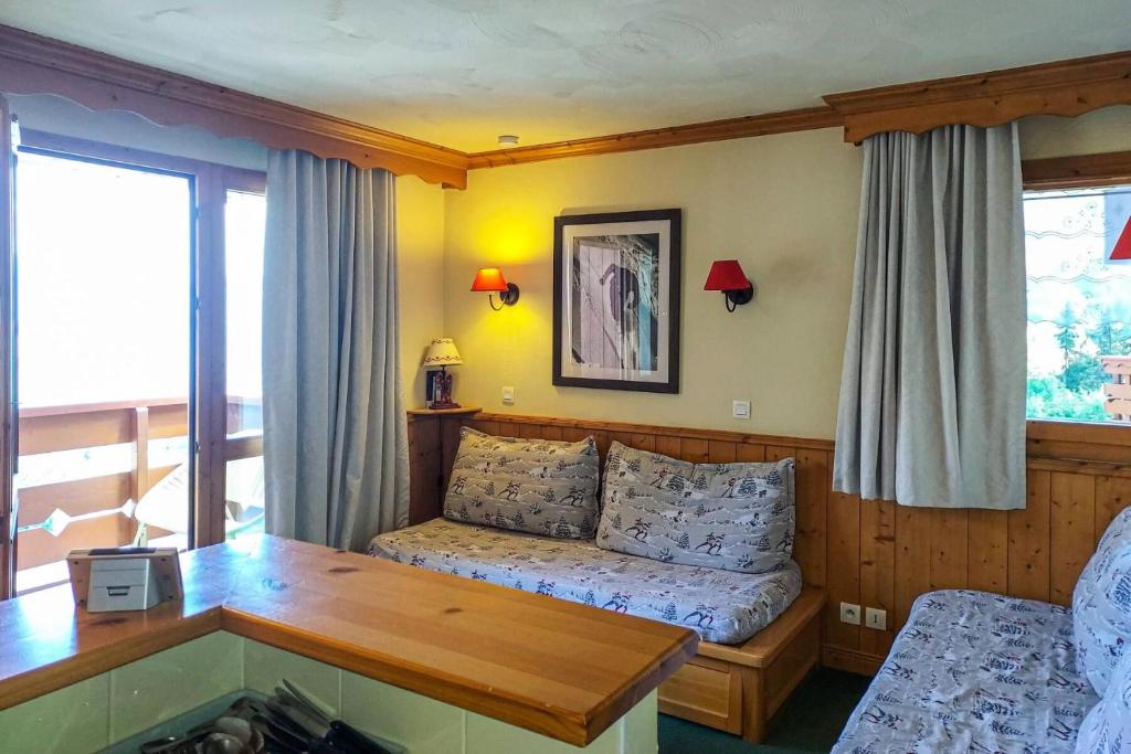 - une chambre avec un lit et une table dans l'établissement Résidence Valeriane G - VALERIANE 101 MAE-7241, à Valmorel