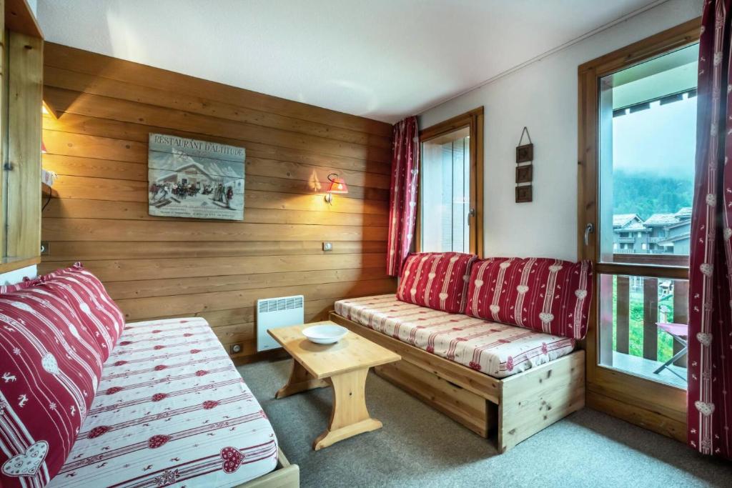 un salon avec un canapé et une fenêtre dans l'établissement Résidence Lauziere Dessous G - La Lauziere Dessous 20 MAE-7301, à Valmorel