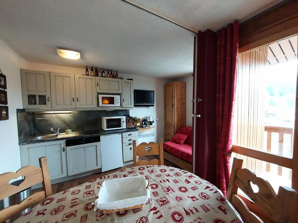 une cuisine avec une table et une salle à manger dans l'établissement Résidence Pierres Plates G - Studio divisible avec coin montagne MAE-7311, à Valmorel