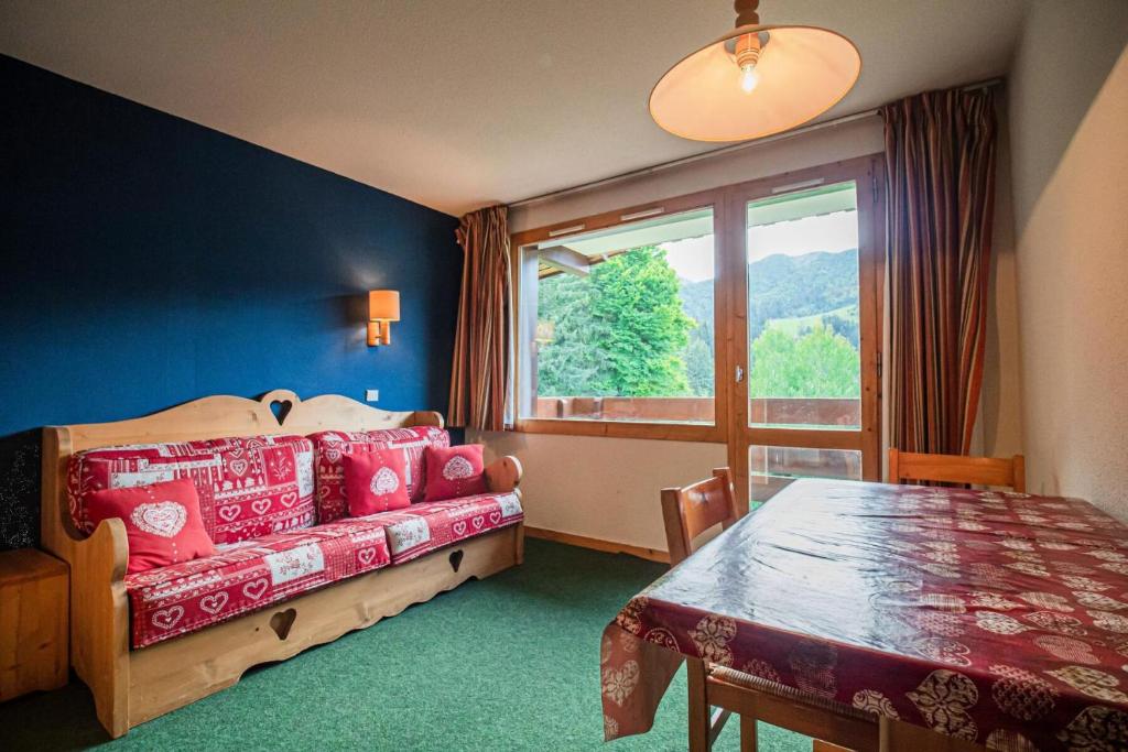 une chambre avec un lit, une table et une fenêtre dans l'établissement Résidence Cheval Blanc G - CHEVAL BLANC C73 MAE-9261, à Valmorel