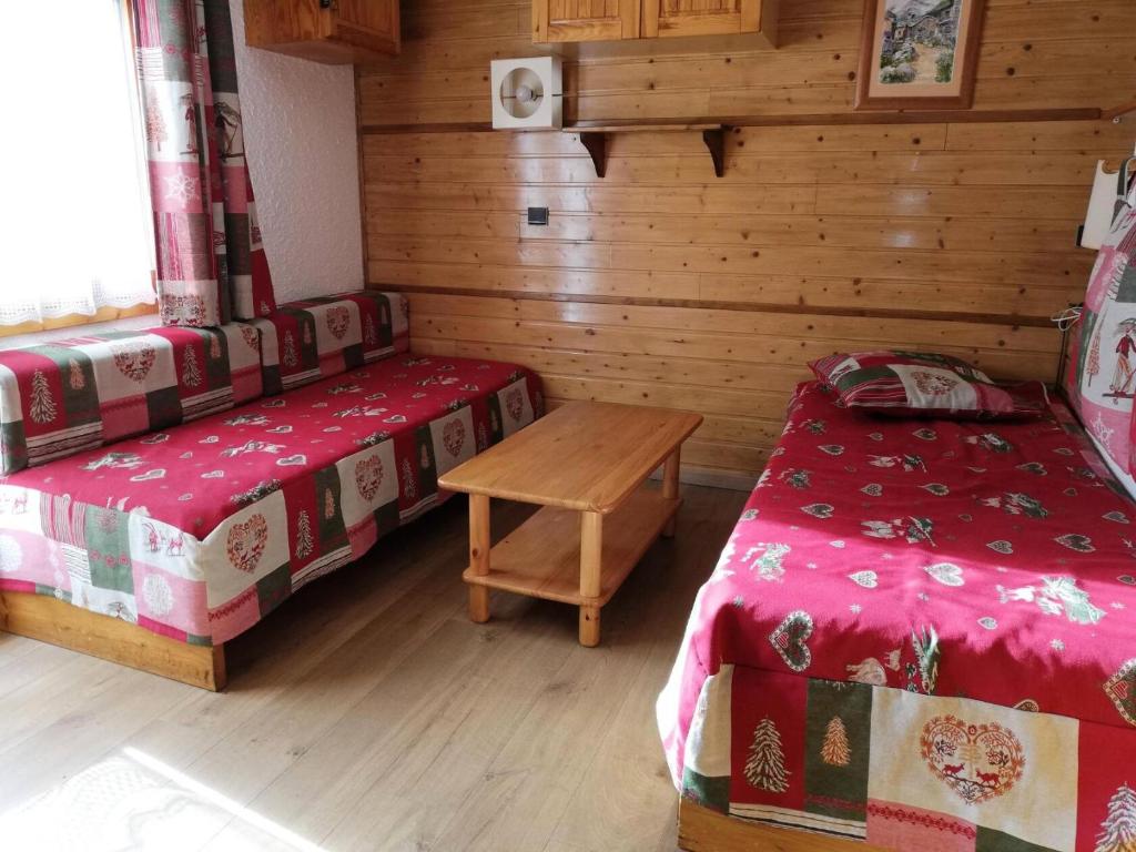une chambre avec deux lits et une table dans l'établissement Résidence Gollet G - GOLLET 17 MAE-9271, à Valmorel