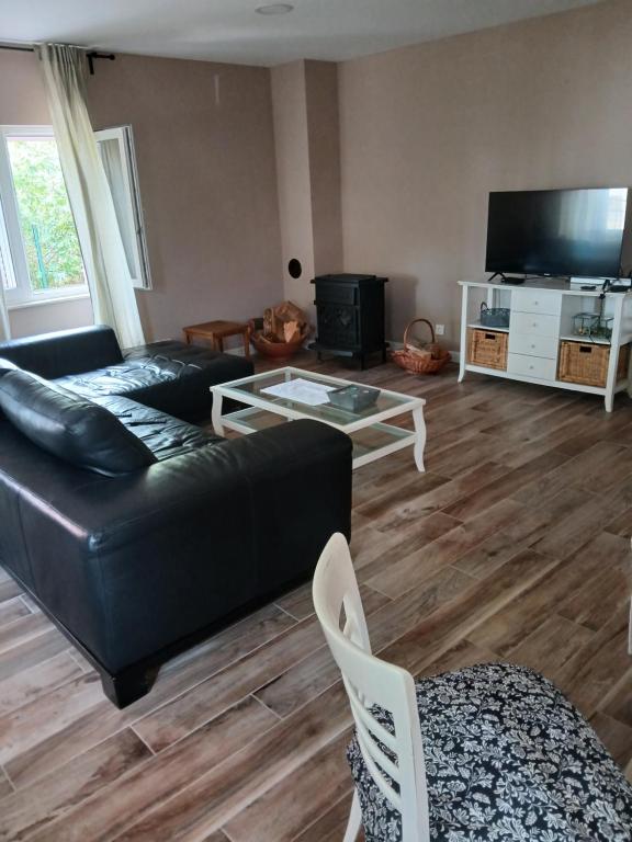 Televízia a/alebo spoločenská miestnosť v ubytovaní Red House Holiday Home