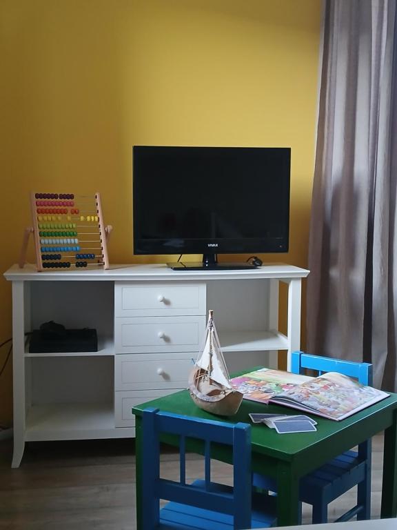 Televízia a/alebo spoločenská miestnosť v ubytovaní Red House Holiday Home