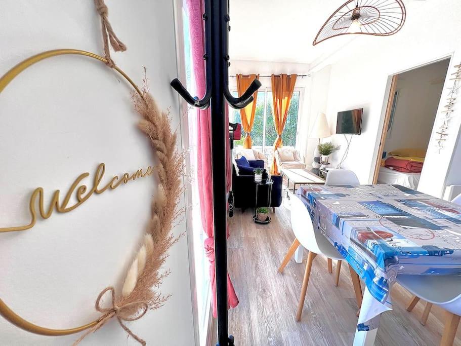 une salle à manger avec une table et un salon dans l'établissement Maison lumineuse à LOCTUDY, à Plobannalec-Lesconil