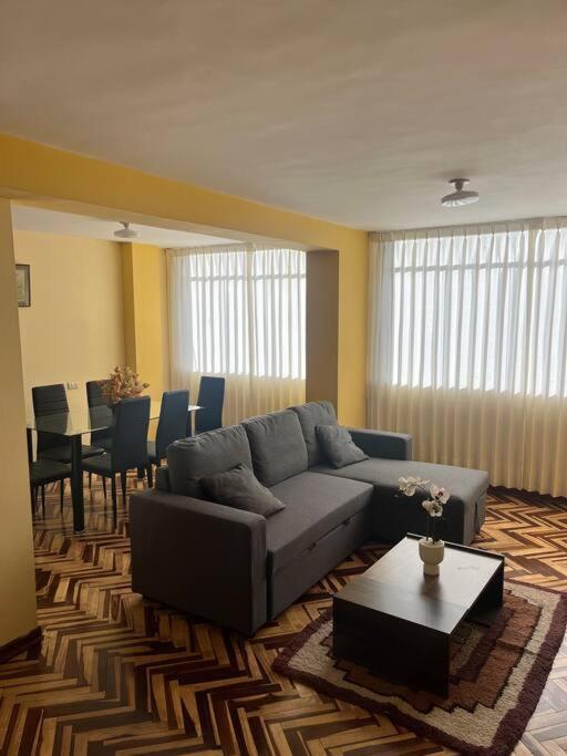 Ruang duduk di Apartment very close to the main square