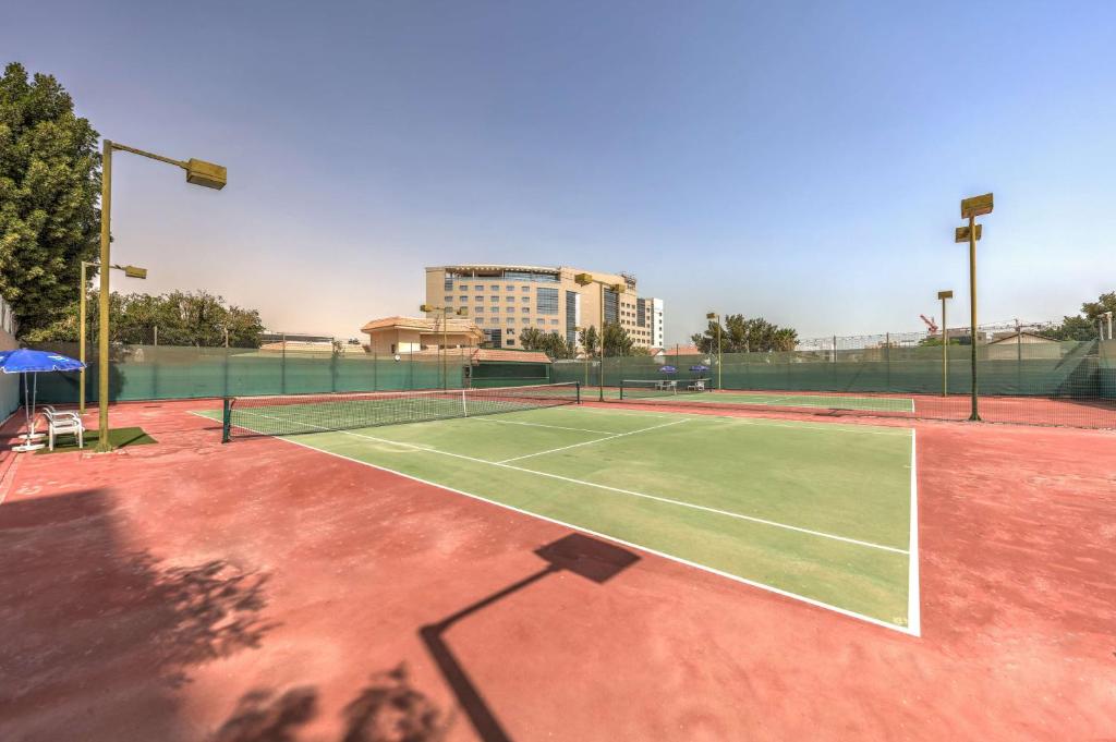 Attività di tennis o squash presso l'hotel o nelle vicinanze