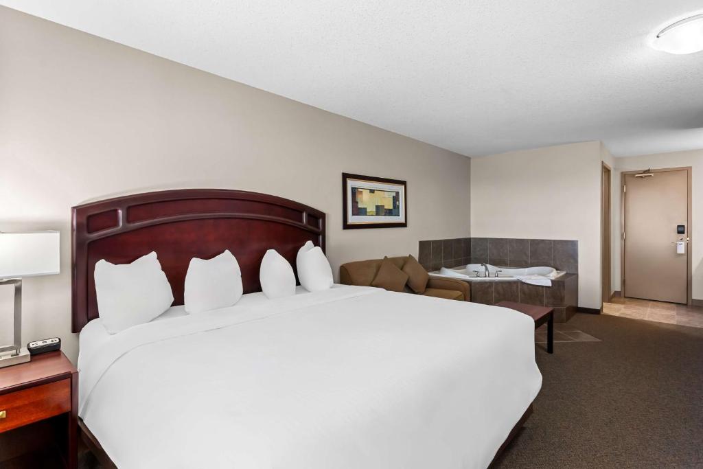 Postel nebo postele na pokoji v ubytování SureStay Hotel by Best Western Bassano