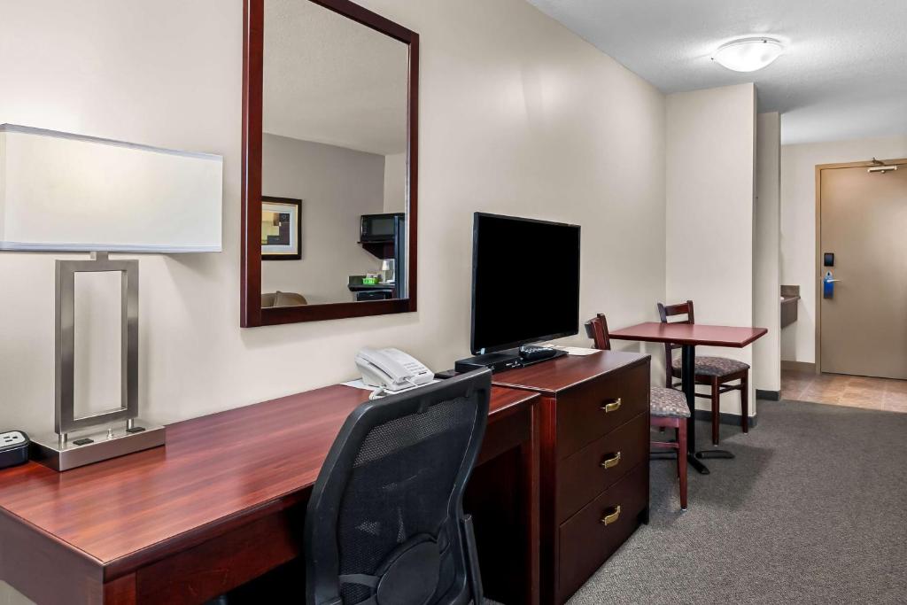 TV a/nebo společenská místnost v ubytování SureStay Hotel by Best Western Bassano