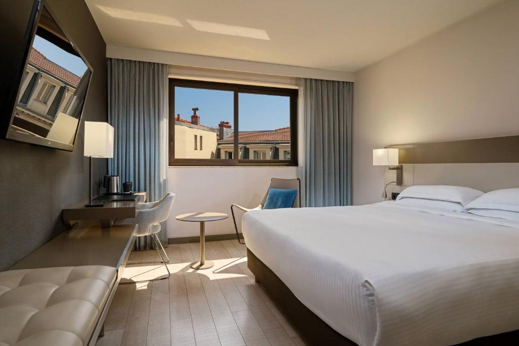 
Classic King Room with City View
