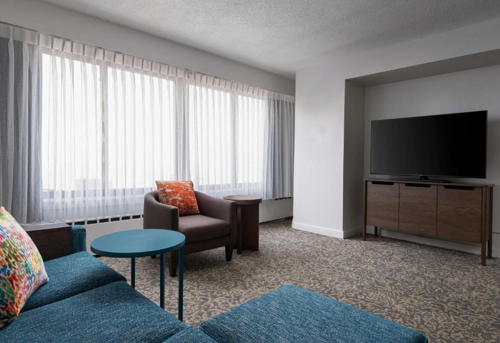 Sonesta ES Suites Chicago Downtown Magnificent Mile Medical - Mobility Accessible Two Bedroom Suite - King & Queen - Roll-In Shower