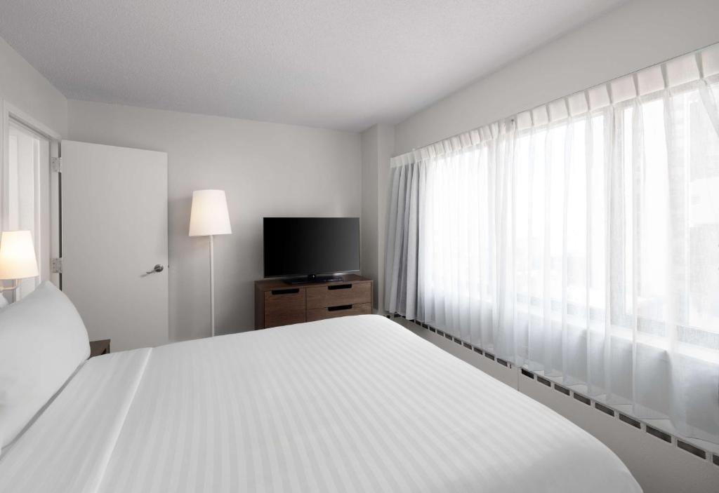 Sonesta ES Suites Chicago Downtown Magnificent Mile Medical - Mobility Accessible Two Bedroom Suite - King & Queen - Tub