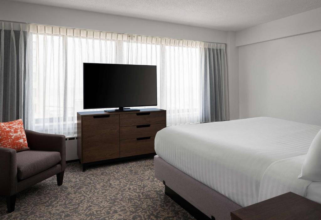 Sonesta ES Suites Chicago Downtown Magnificent Mile Medical - Two Bedroom Suite King And Queen