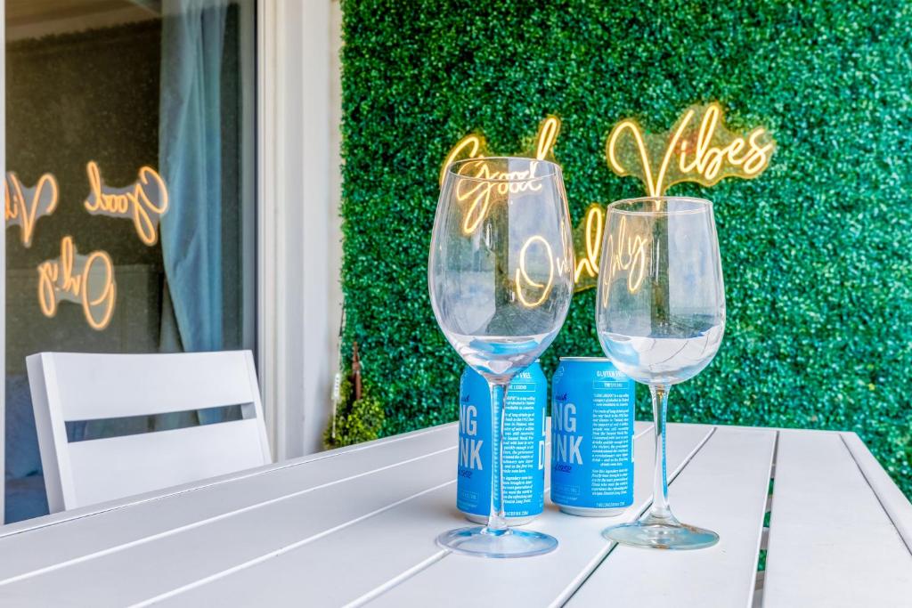 Nápoje v ubytování Direct Ocean ViewBeachfront Condo Pool & Balcony