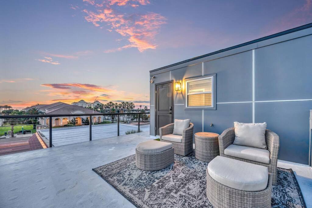 eine Terrasse mit zwei Stühlen und einem Tisch in der Unterkunft NEWLY BUILT SMV Oceanview Terrace House in Jacksonville Beach