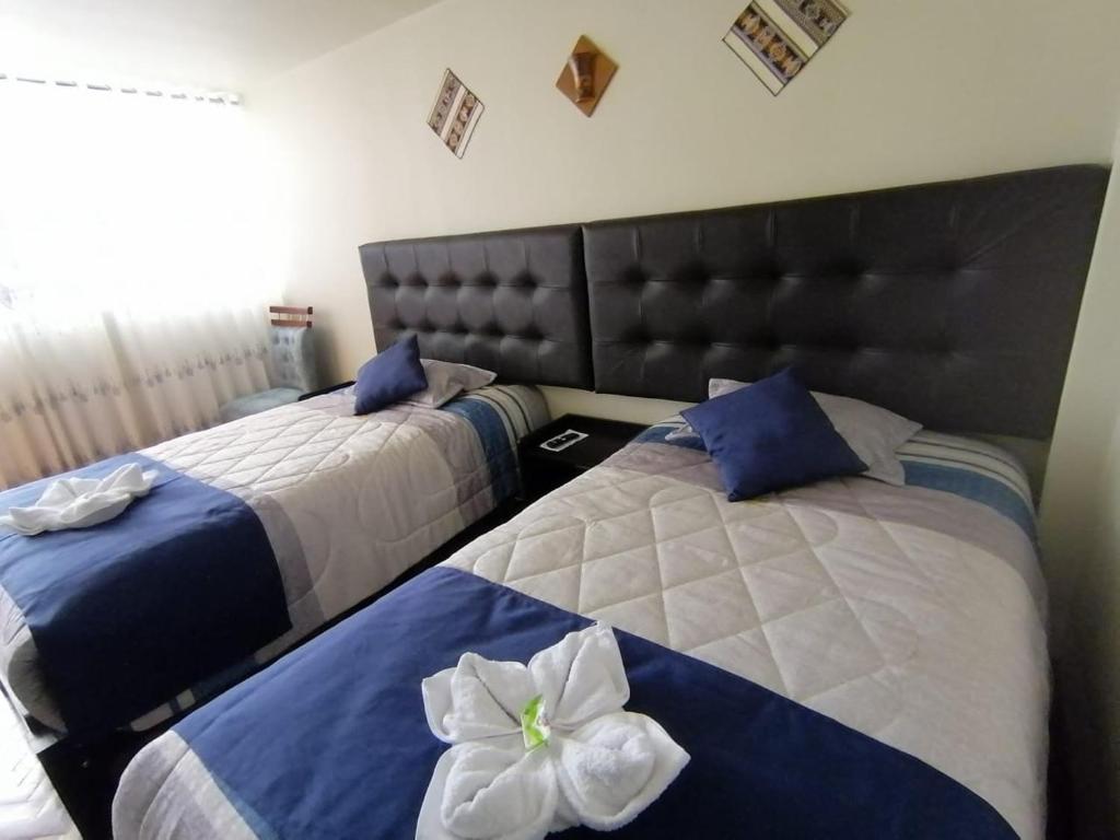 Ένα ή περισσότερα κρεβάτια σε δωμάτιο στο Hostal LUNA DE SAN ANTONIO PUNO