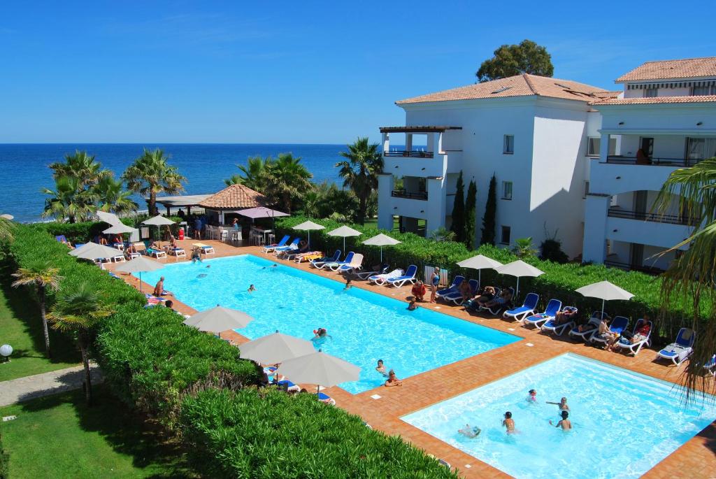 una vista aérea de una piscina en un complejo en Vacancéole - Résidence Sognu di Rena, en San-Nicolao