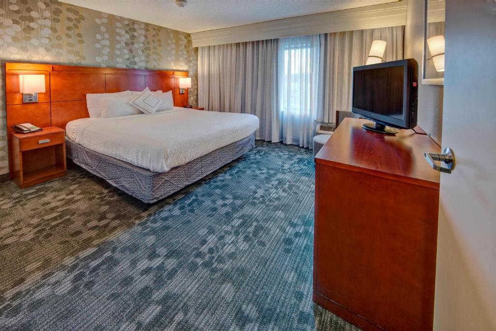Courtyard by Marriott Alexandria - 一卧室特大号床套房 - 带沙发床