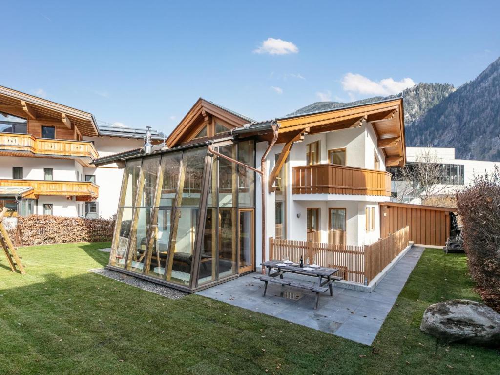 a house with a picnic table in a yard at am Ziller in Mayrhofen