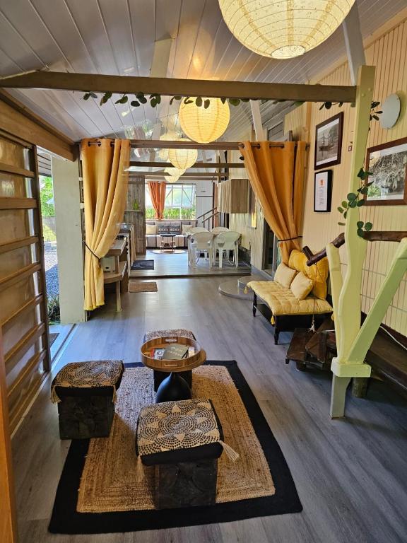 un soggiorno con un divano e un tavolo di Faaora Lodge, little paradise a Haapiti