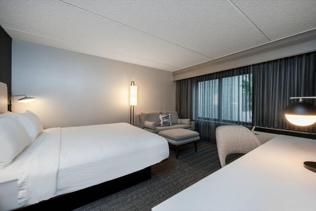 Courtyard Columbus Airport - King Room With Sofa Bed