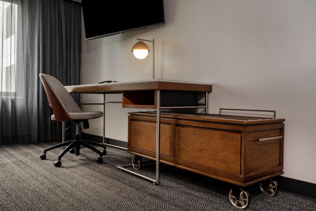 Courtyard Columbus Airport - Superior King Room With Sofa Bed