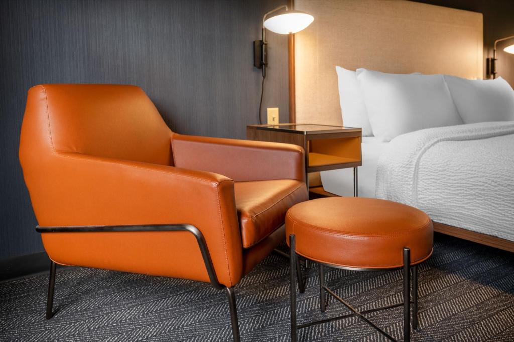 Courtyard Columbus Airport - One-Bedroom King Suite With Sofa Bed