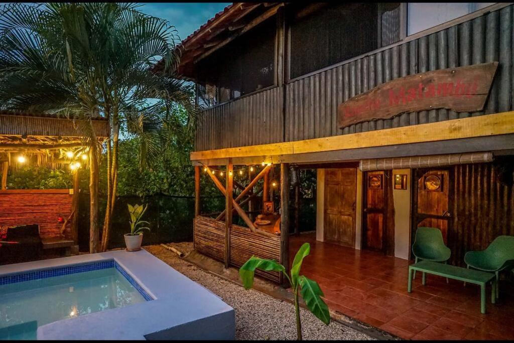 Bazén v ubytování Matambú Ranchita Charming & Rustic with Shared Pool nebo v jeho okolí