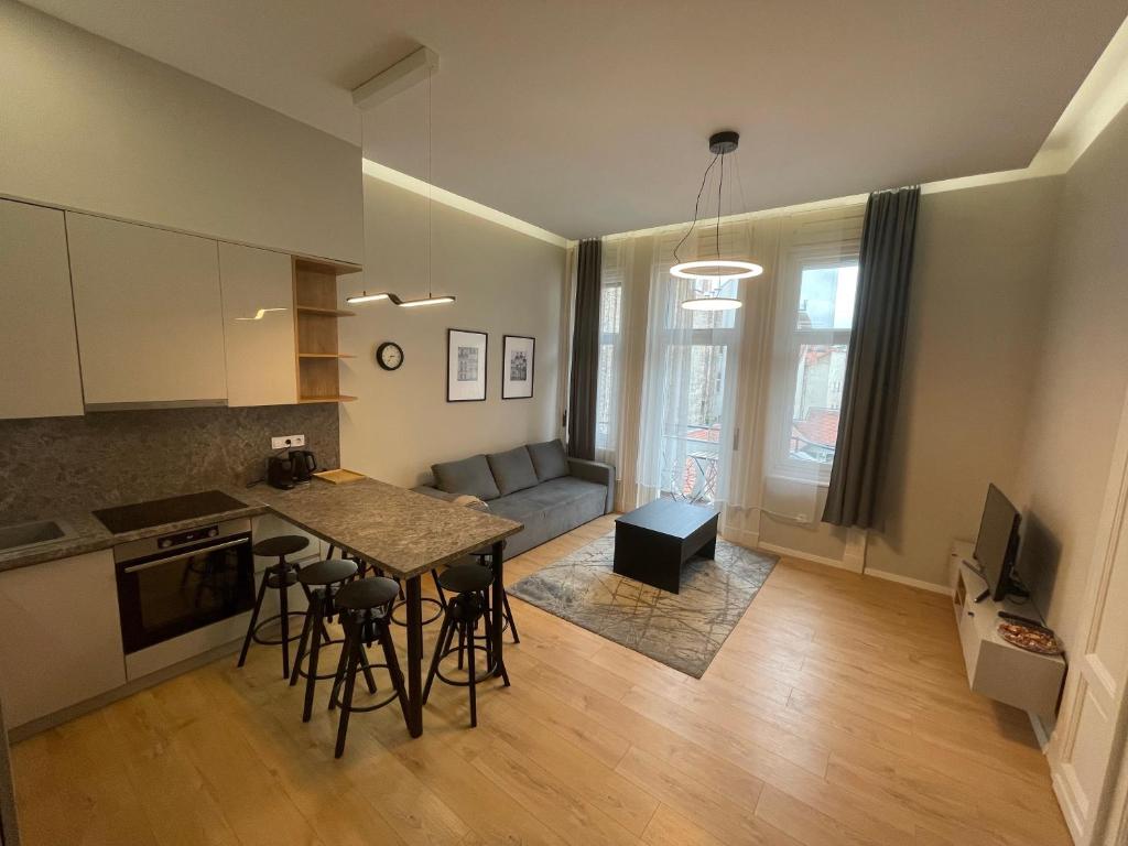 CITY CENTER 4! Modern and cozy 3br in city center! 1074 Budapest, Dohány utca 58 3rd floor kép - 1