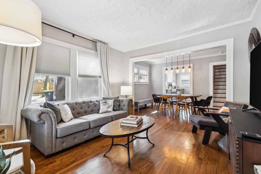 Et opholdsområde på Cozy, Modern Waldo Escape