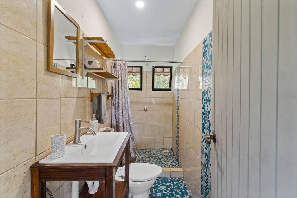 Koupelna v ubytování Matambú Rancho Rustic 2bd Apt with Shared Pool