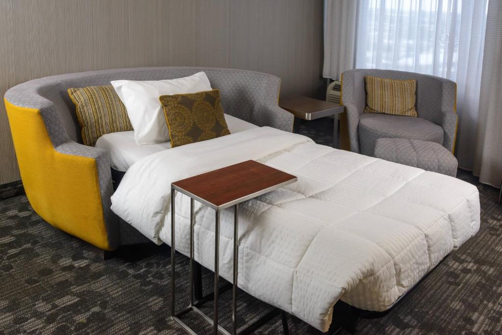 Courtyard by Marriott Toronto Northeast/Markham - King Room With Sofa Bed