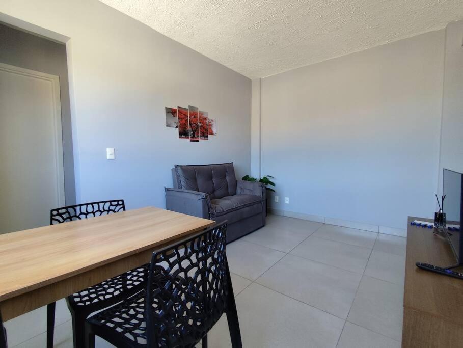 a living room with a table and a couch at Charmoso ap em Sete lagoas in Sete Lagoas