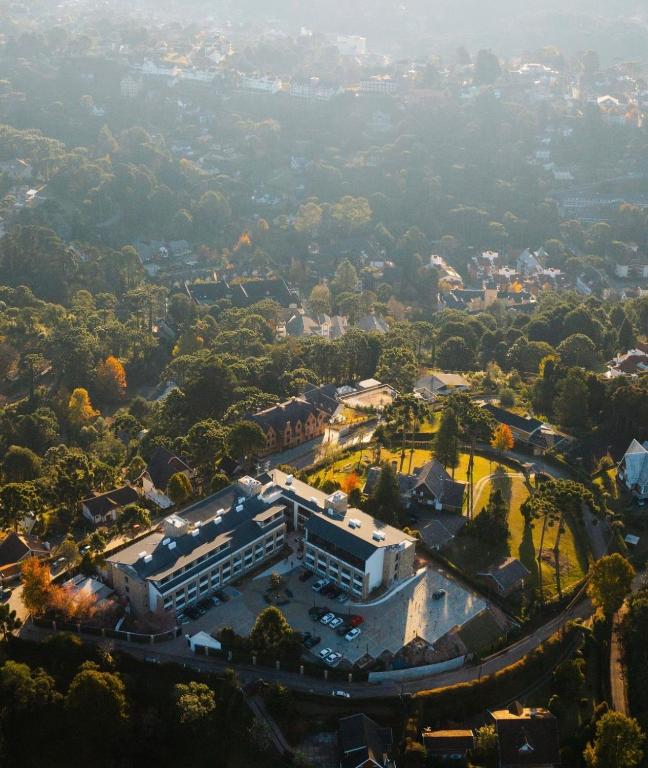 an aerial view of a building in a city at Room Hotel Wanderlust in Campos do Jordão