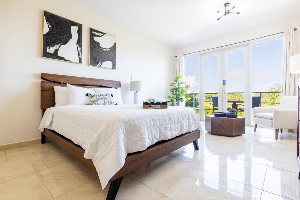 Postel nebo postele na pokoji v ubytování Rincon View Suites