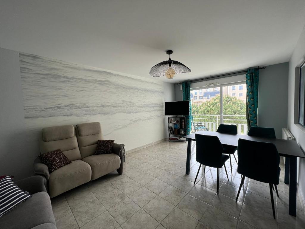 un salon avec un canapé et une table dans l'établissement Appartement spacieux, centre ville, 2 chambres, parking, proche toutes commodités - FR-1-485-122, à Les Sables-dʼOlonne