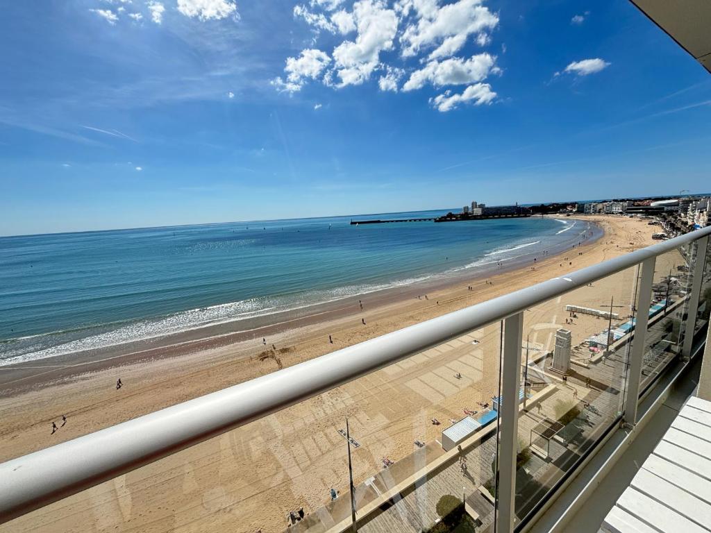 d'un balcon avec vue sur la plage. dans l'établissement Appartement T2 avec balcon face mer - FR-1-197-132, à Les Sables-dʼOlonne