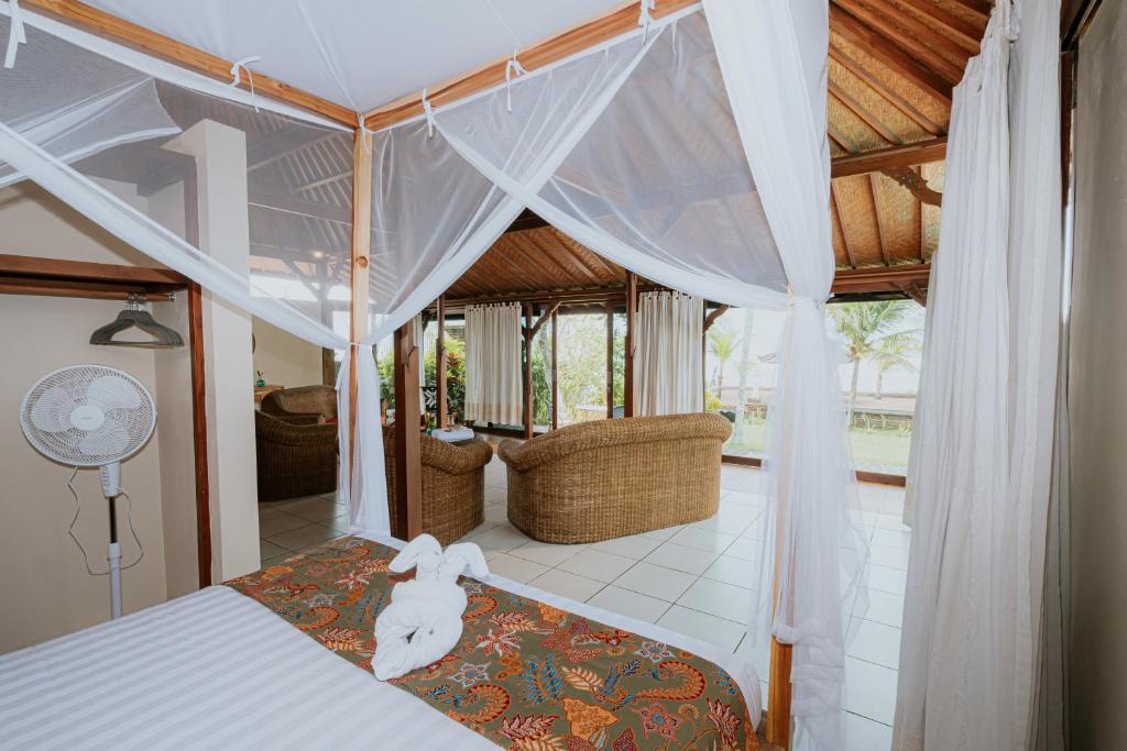 Postel nebo postele na pokoji v ubytování Bali Hai Island Resort Jembrana