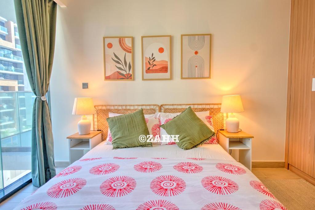 une chambre avec un lit avec deux lampes et une fenêtre dans l'établissement Studio Haven, à Dubaï